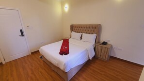 Minibar, caja de seguridad en la habitación y escritorio 