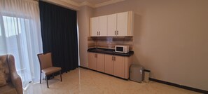 Standard-Suite, Balkon, Stadtblick | Wohnbereich | 45-Zoll-LED-Fernseher mit Satellitenempfang, aktuelle Filme