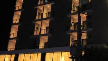 Vista frontal de la propiedad