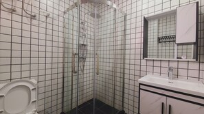 デラックス ダブルルーム バルコニー シティビュー | バスルーム | シャワー、レインフォールシャワー、環境にやさしいバスアメニティ、スリッパ