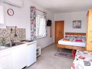 1 bedroom, travel cot, free WiFi, bed sheets