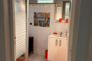 Een douche, een haardroger, handdoeken