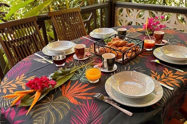 Outdoor dining - Bungalows in Guadeloupe ATOUMO (Petit-Canal)