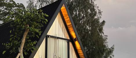 Vista frontal de la propiedad