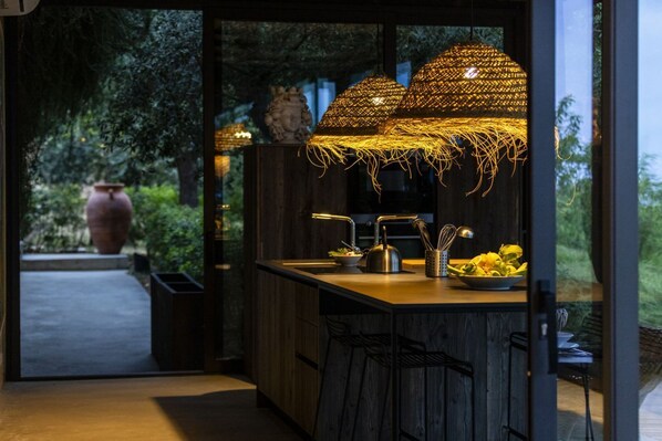 Jääkaappi, mikroaaltouuni, uuni, liesi