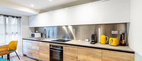 Kühlschrank, Mikrowelle, Ofen, Wasserkocher mit Kaffee-/Teezubehör