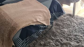 3 quartos, ferros/tábuas de passar roupa, berço de viagem, roupa de cama