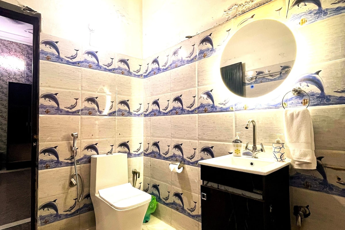 Family Room | Bathroom | Shower, free toiletries, hair dryer, bathrobes