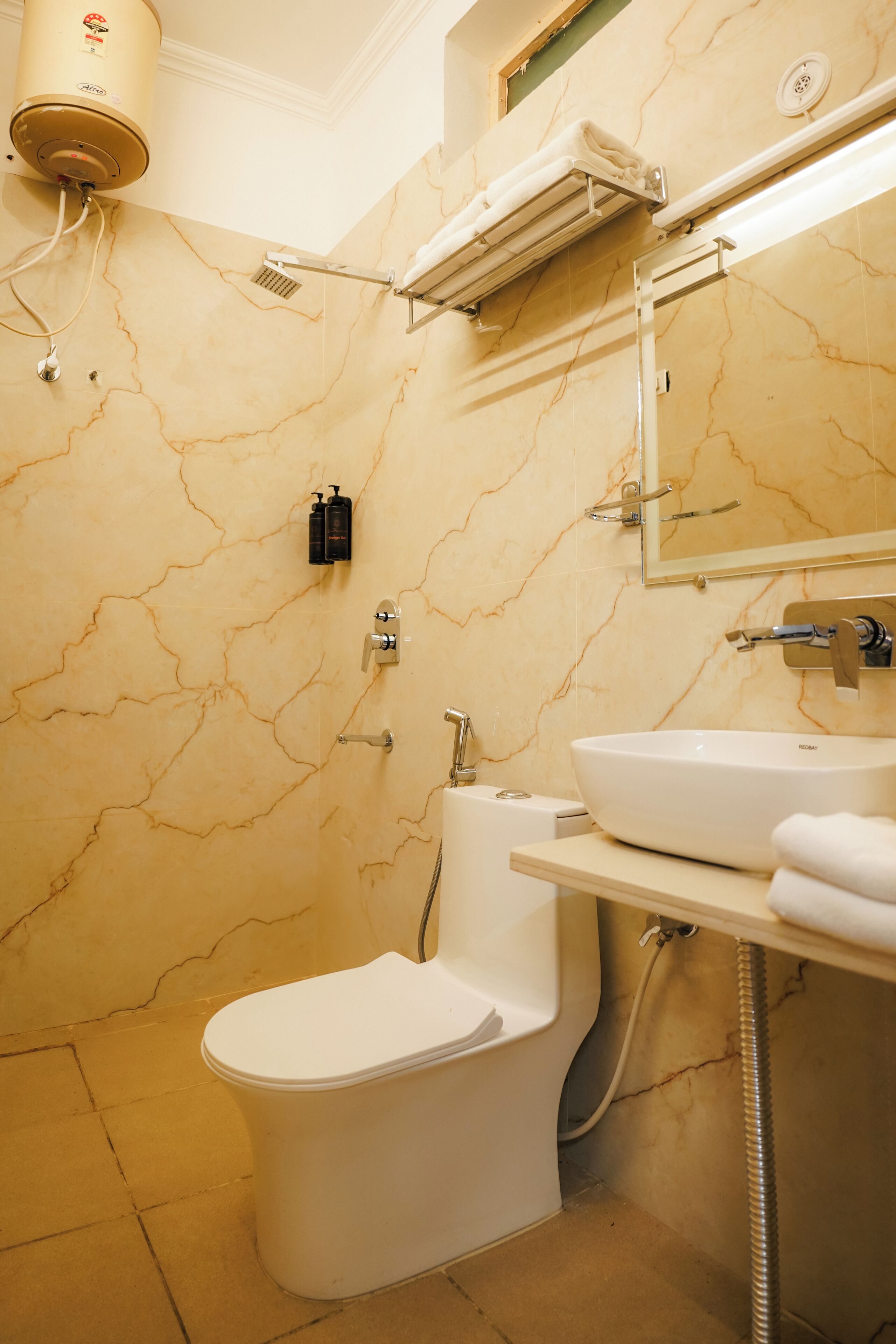 Un baño con inodoro blanco, lavabo y ducha.