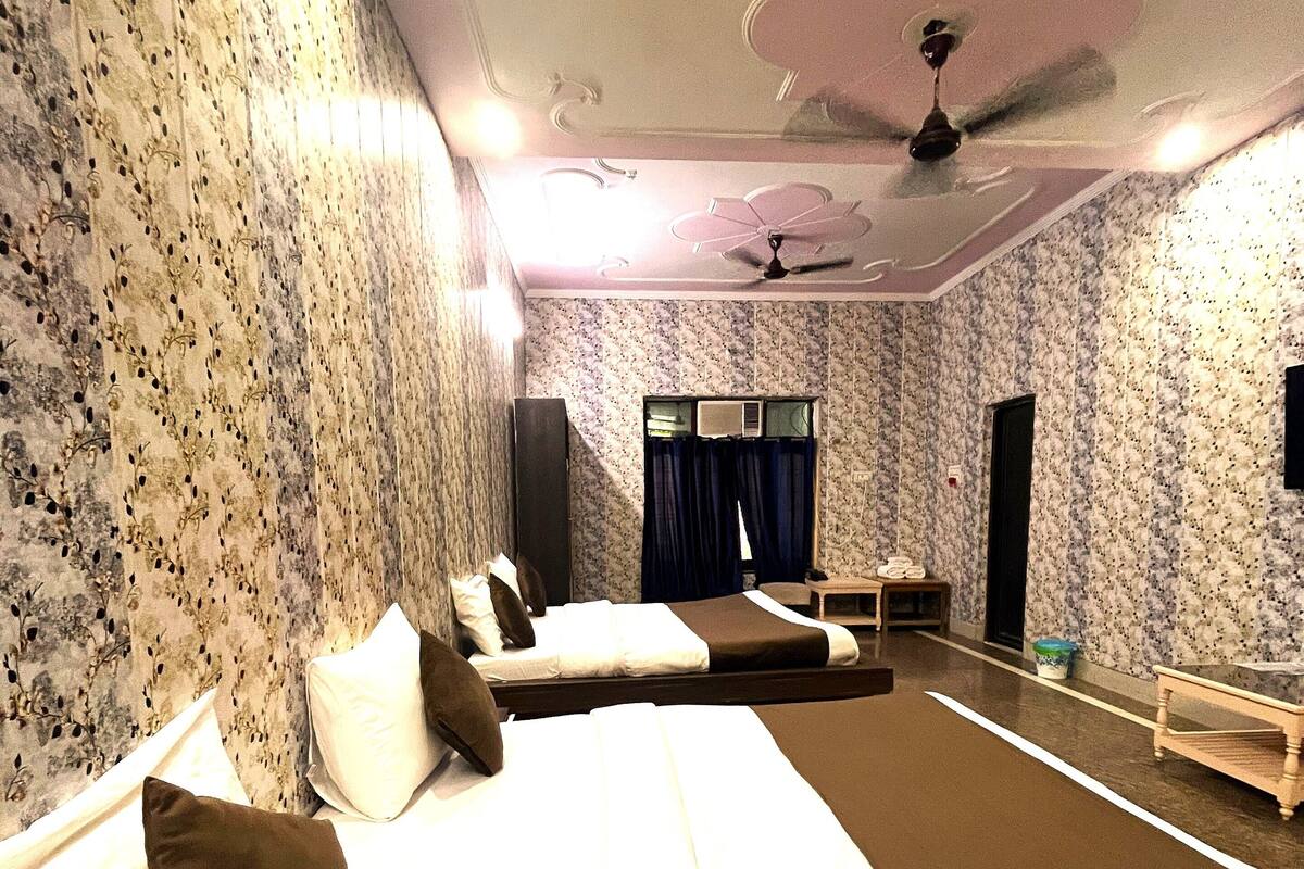 Family Room | 1 bedroom, laptop workspace, iron/ironing board, free WiFi