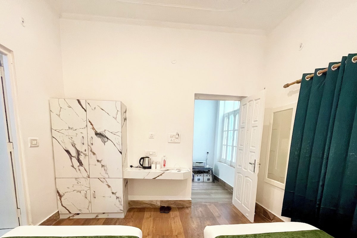 Deluxe Twin Room | 1 bedroom, Egyptian cotton sheets, premium bedding, Select Comfort beds