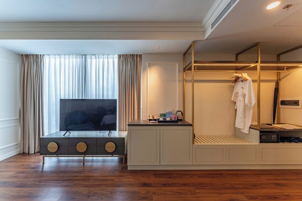 Superior King Bed | Desk, free WiFi, bed sheets