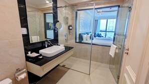 Habitación Deluxe con 2 camas individuales, 2 camas individuales | Baño | Artículos de higiene personal gratuitos, zapatillas y toallas