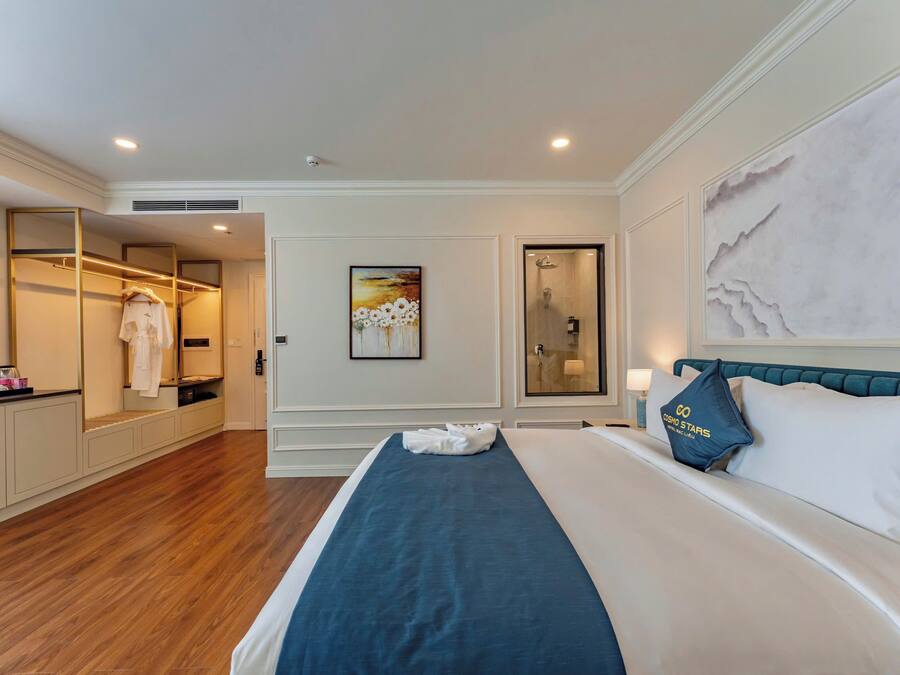 Superior King Bed | Desk, free WiFi, bed sheets