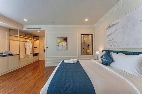 Superior King Bed | Desk, free WiFi, bed sheets. Cosmo Stars Hotel Bac Lieu