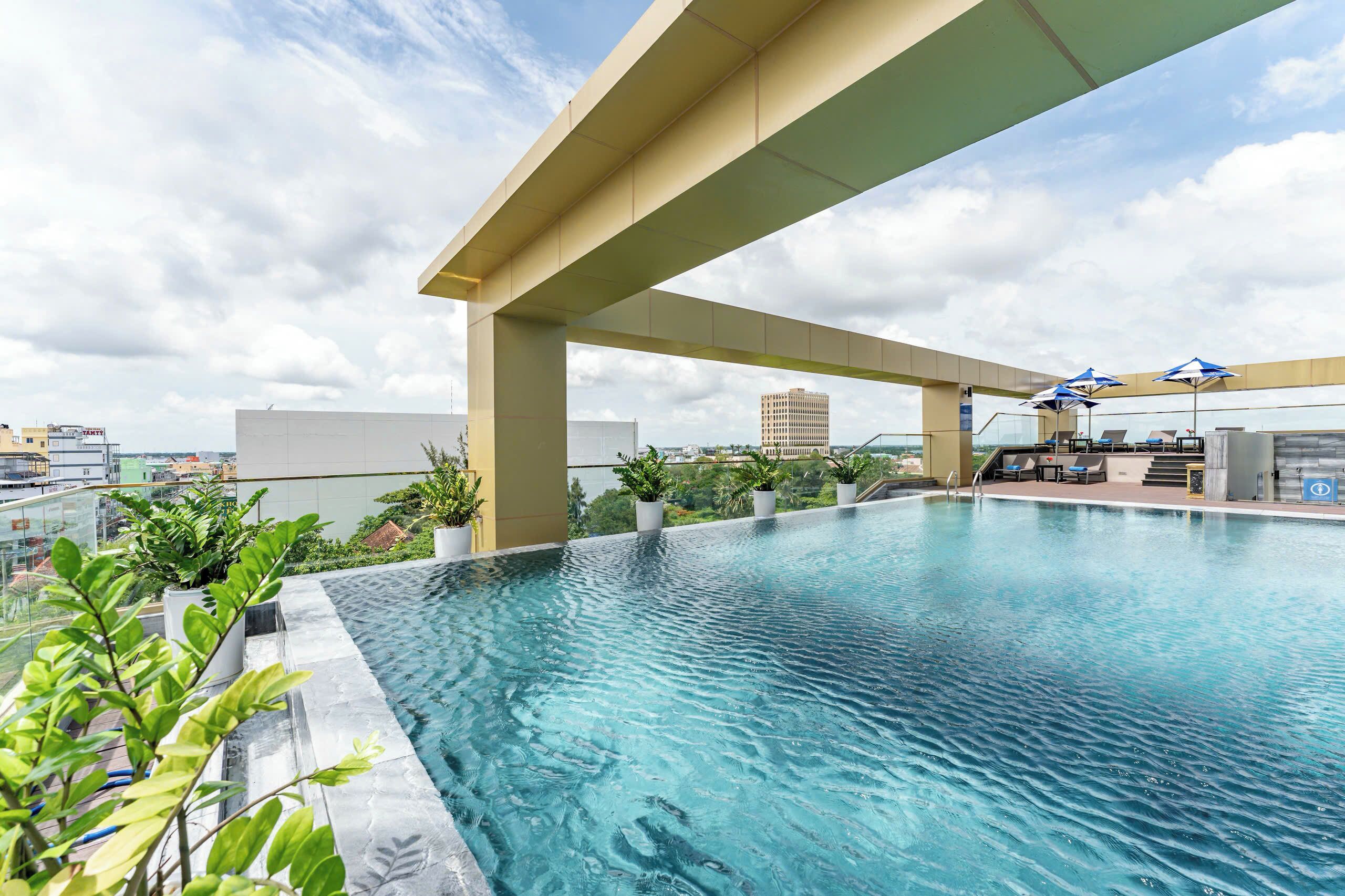 Piscina externa, funciona das 7h às 19h, guarda-sóis, espreguiçadeiras