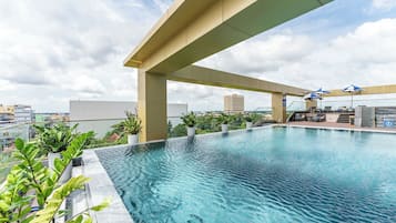 Piscina externa, funciona das 7h às 19h, guarda-sóis, espreguiçadeiras