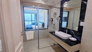 Deluxe King Bed | Bathroom | Free toiletries, slippers, towels - Cosmo Stars Hotel Bac Lieu (Bac Lieu)