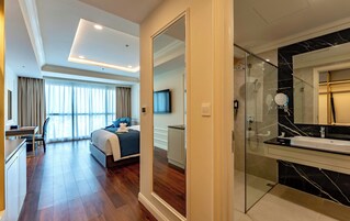 Quarto luxo, 1 cama King | Escrivaninha, espaço de trabalho para notebook, Wi-Fi de cortesia