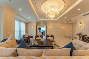 Penthouse | Salle de séjour | TV connectée de 55 pouces avec chaînes par câble