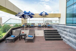 Outdoor pool, open 7:00 AM to 7:00 PM, pool umbrellas, pool loungers - Cosmo Stars Hotel Bac Lieu (Bac Lieu)