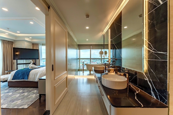Penthouse | Bathroom | Free toiletries, hair dryer, bathrobes, slippers