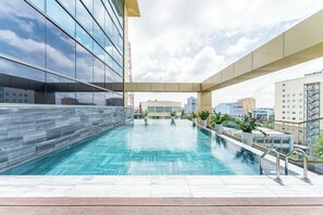 Piscina externa, funciona das 7h às 19h, guarda-sóis, espreguiçadeiras