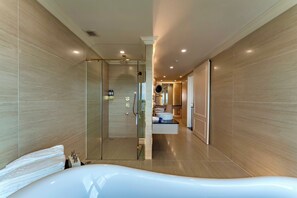 Penthouse | Bathroom | Free toiletries, hair dryer, bathrobes, slippers - Cosmo Stars Hotel Bac Lieu (Bac Lieu)