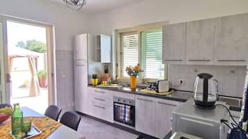 Frigorifero, microonde, forno, piano cottura