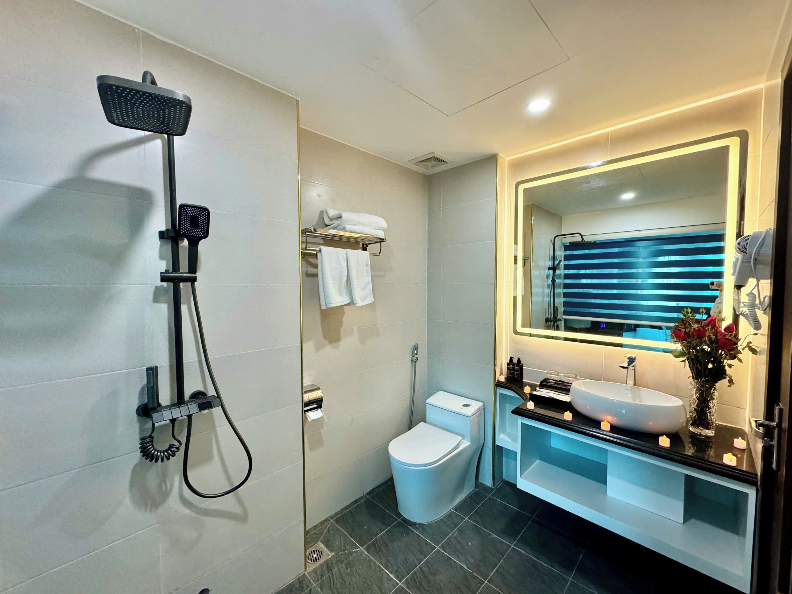 Habitación triple familiar | Baño | Tina con regadera y regadera con hidromasaje 