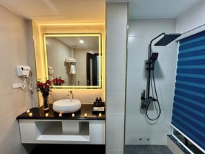 Habitació doble de luxe, 1 llit de matrimoni gran, vistes al riu | Bany | Combinació de dutxa i banyera i capçal de dutxa d'hidromassatge 