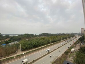 Lyxigt dubbelrum - 1 kingsize-säng - utsikt mot floden | Utsikt från rummet