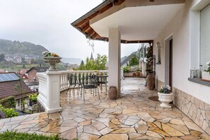 Outdoor dining - Apartment 'Latschigbach' with Shared Terrace, Shared Garden and Wi-Fi (Weisenbach)