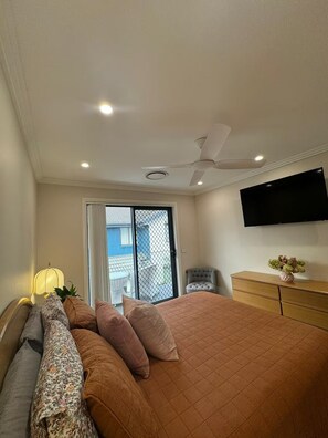 4 bedrooms, iron/ironing board, free WiFi, bed sheets