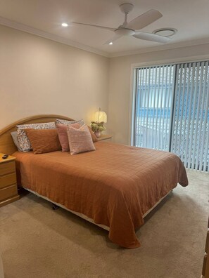 4 slaapkamers, een strijkplank/strijkijzer, gratis wifi, beddengoed