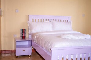 3 bedrooms, iron/ironing board, WiFi, bed sheets - Calmo Meta Homestay Naivasha (Nakuru)