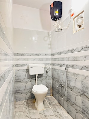 Ducha, artículos de higiene personal gratuitos, toallas y jabón