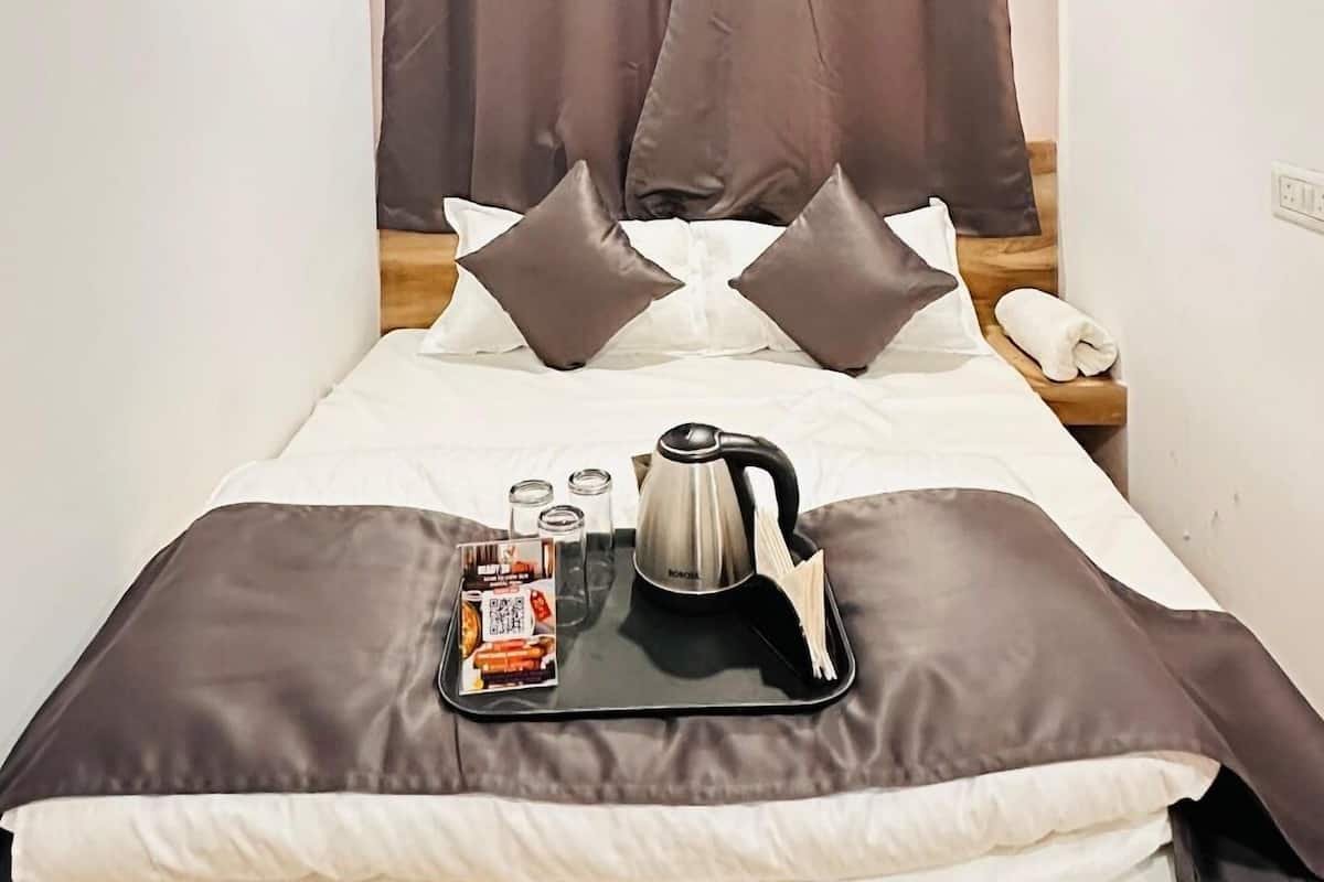 Luxe beddengoed, bedden met traagschuimmatras, een bureau