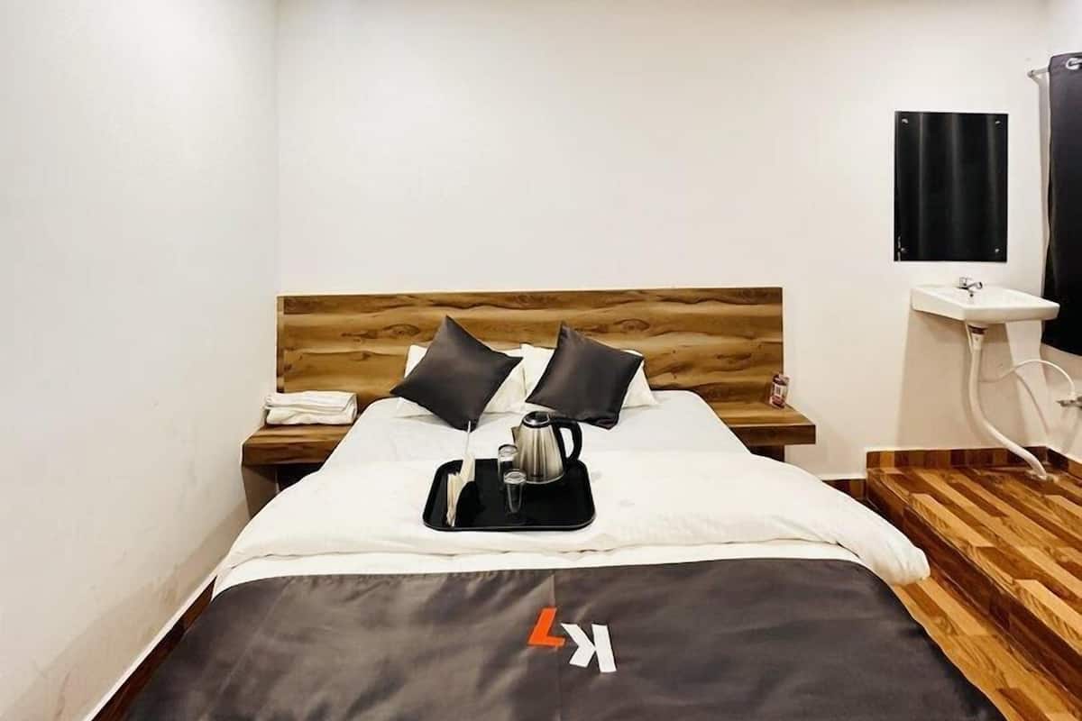 Economy tweepersoonskamer | Luxe beddengoed, bedden met traagschuimmatras, een bureau