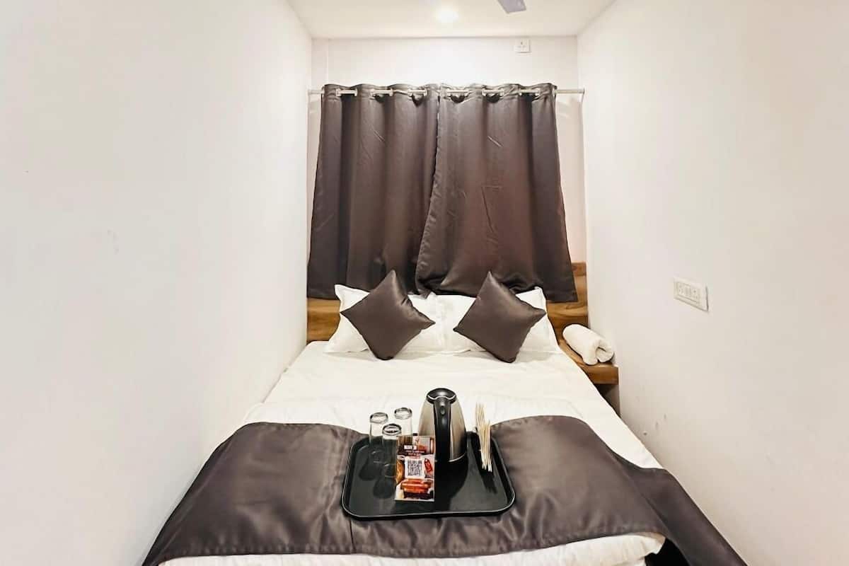 Luxe beddengoed, bedden met traagschuimmatras, een bureau