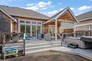 Terrace/patio - Wonderful Custom Escape, Huge Deck w/ Hot Tub, BBQ, New Decor, Pet Friendly, 5 Blocks to Beach (Rockaway Beach)
