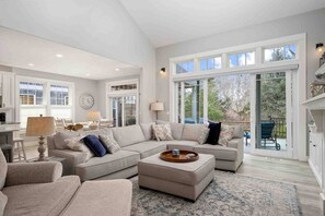 TV, books - Wonderful Custom Escape, Huge Deck w/ Hot Tub, BBQ, New Decor, Pet Friendly, 5 Blocks to Beach (Rockaway Beach)