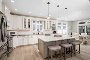 Fridge, microwave, oven, stovetop - Wonderful Custom Escape, Huge Deck w/ Hot Tub, BBQ, New Decor, Pet Friendly, 5 Blocks to Beach (Rockaway Beach)