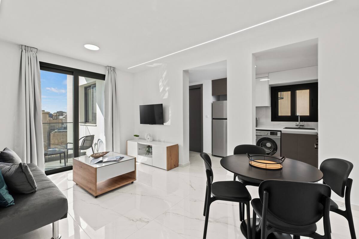 Un apartamento moderno con comedor, cocina y sala de estar.