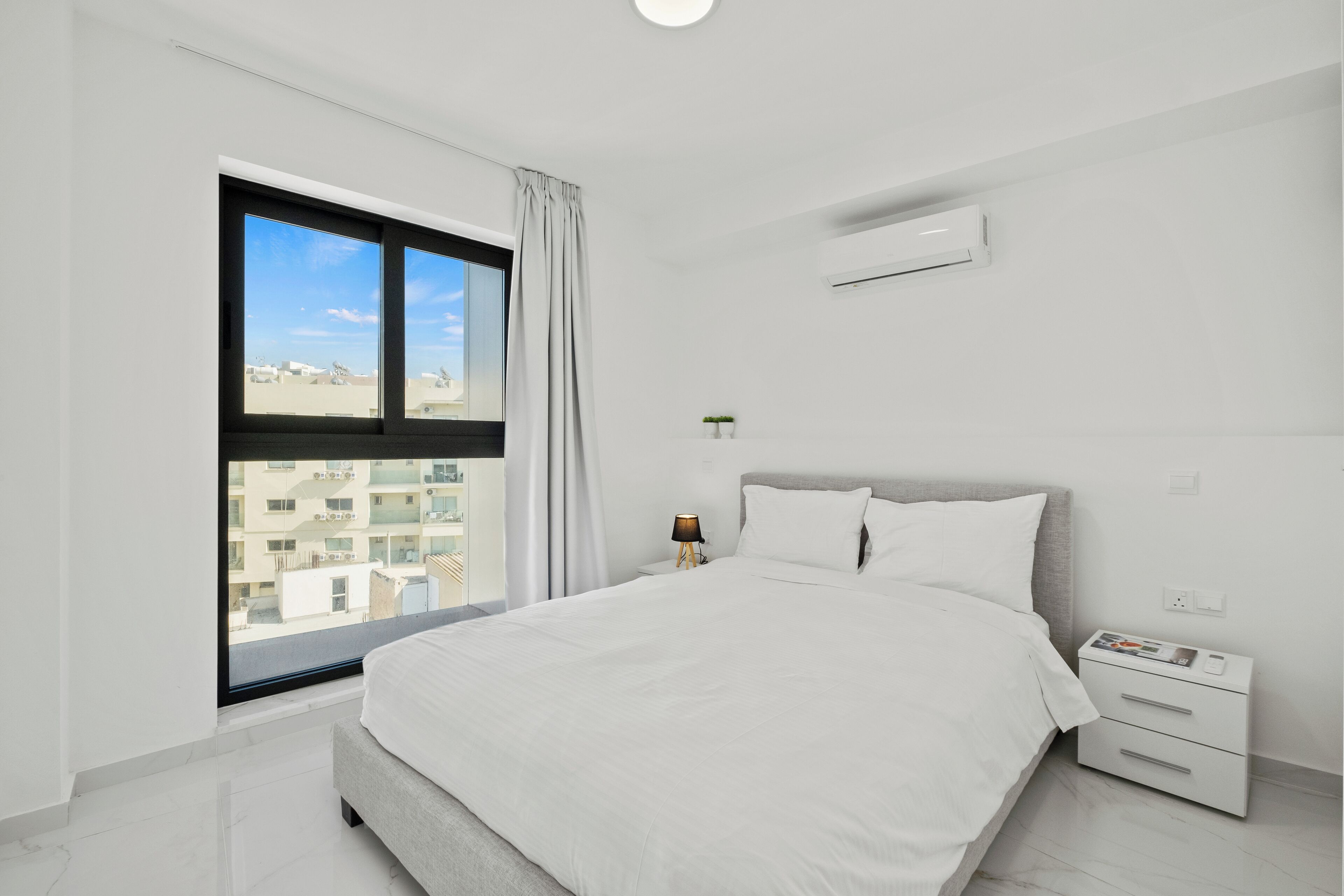 Caja de seguridad en la habitación y cortinas blackout 