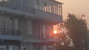 Un edificio a più piani con balconi e ampie finestre.