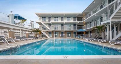 1BR Condo in Prime Location with Heated Pool & BBQ