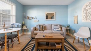 Ein Wohnzimmer mit einer Couch, einem Couchtisch und einem Deckenventilator.