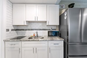 Fridge, coffee/tea maker, blender