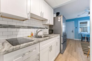 Fridge, coffee/tea maker, blender